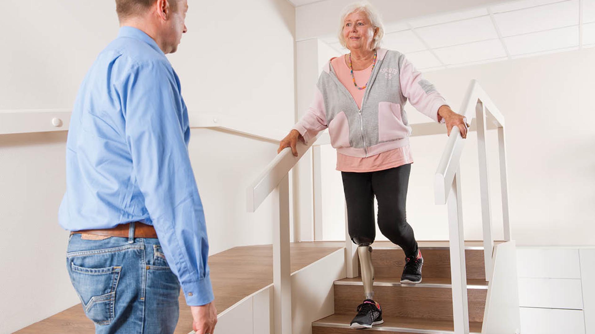 義足コンピューター制御膝継手Kenevoケネボ リハビリテーション