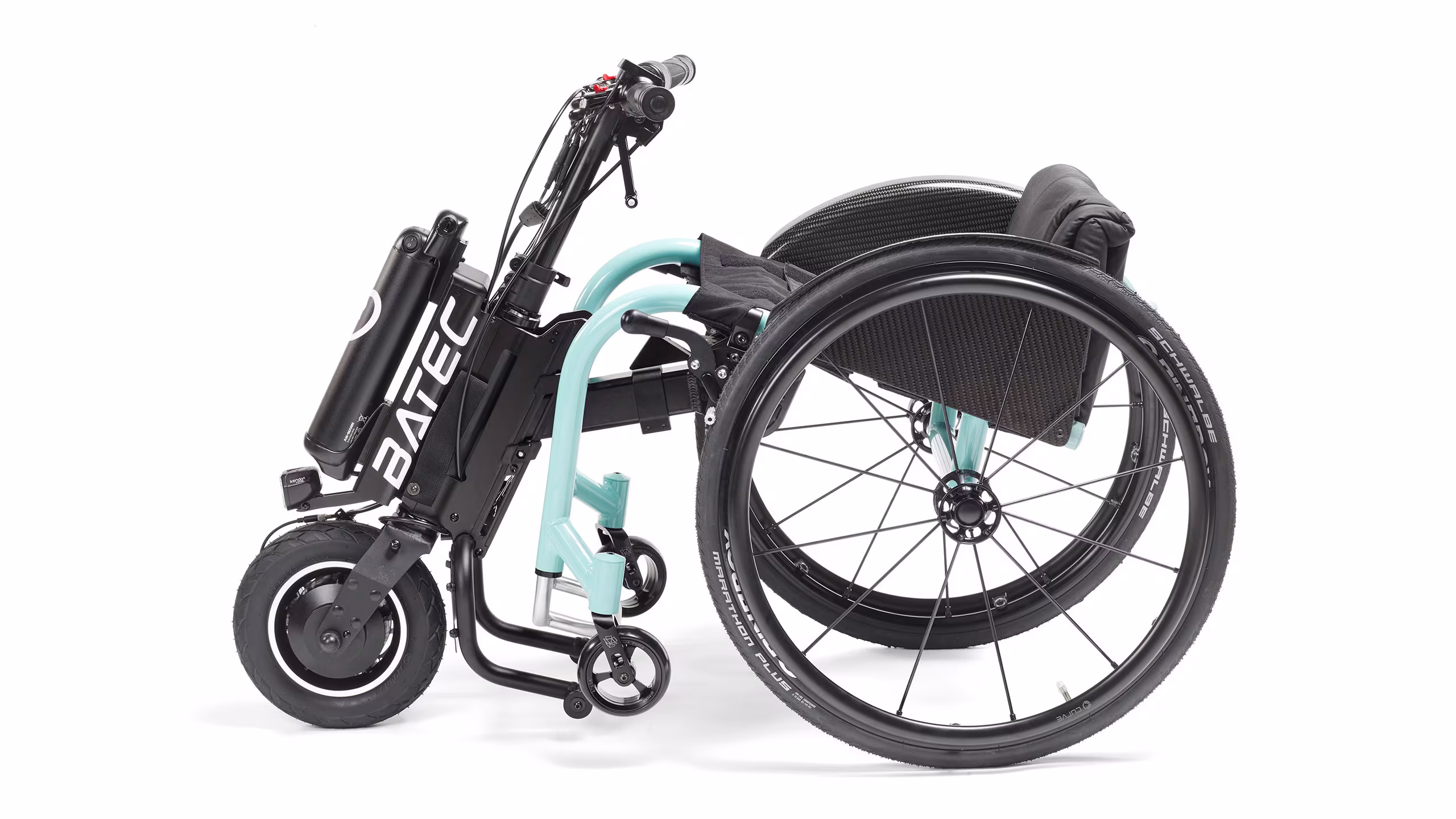 Vista laterale del nuovo handbike Batec Air ancorato ad una carrozzina