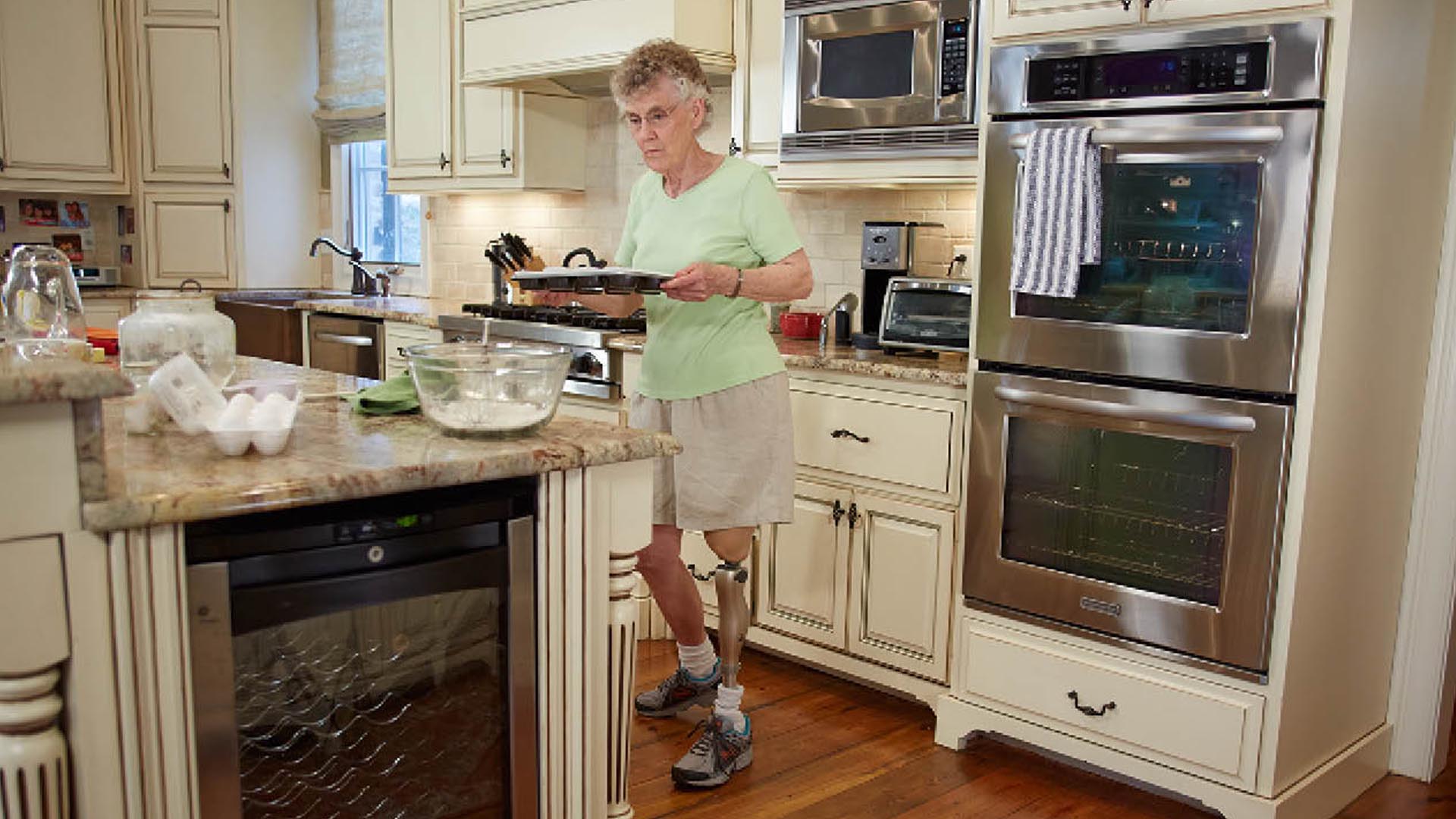 義足コンピューター制御膝継手Kenevoケネボ 安定立位