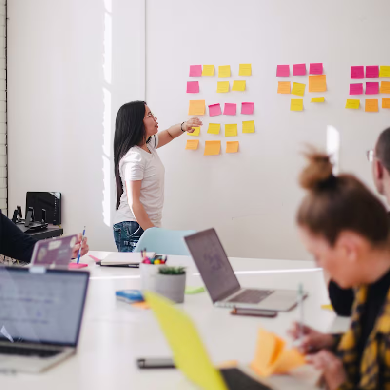 Un professionnel Ottobock assemble un produit