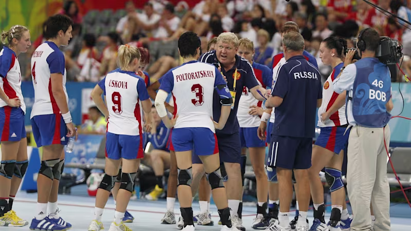 Игрок сборной России по гандболу бросает мяч по воротам на Олимпийских играх 2008 года.