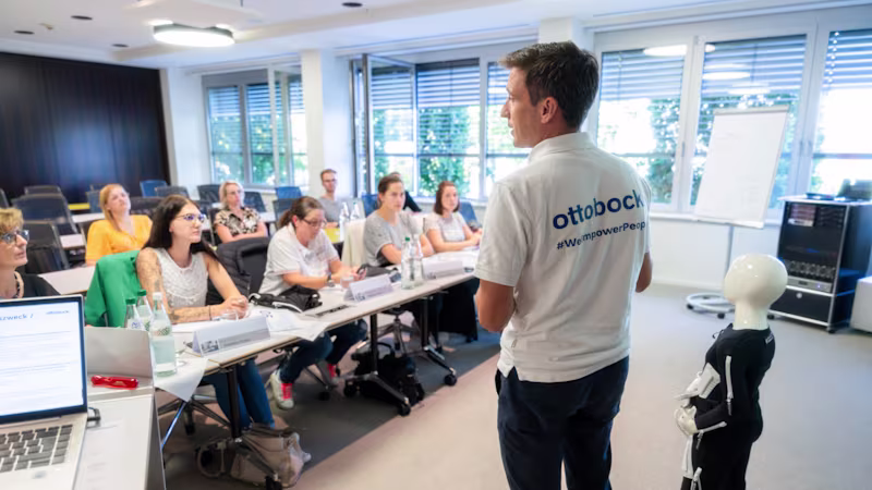 Ein Ottobock Mitarbeiter hält vor Seminarteilnehmern einen Vortrag