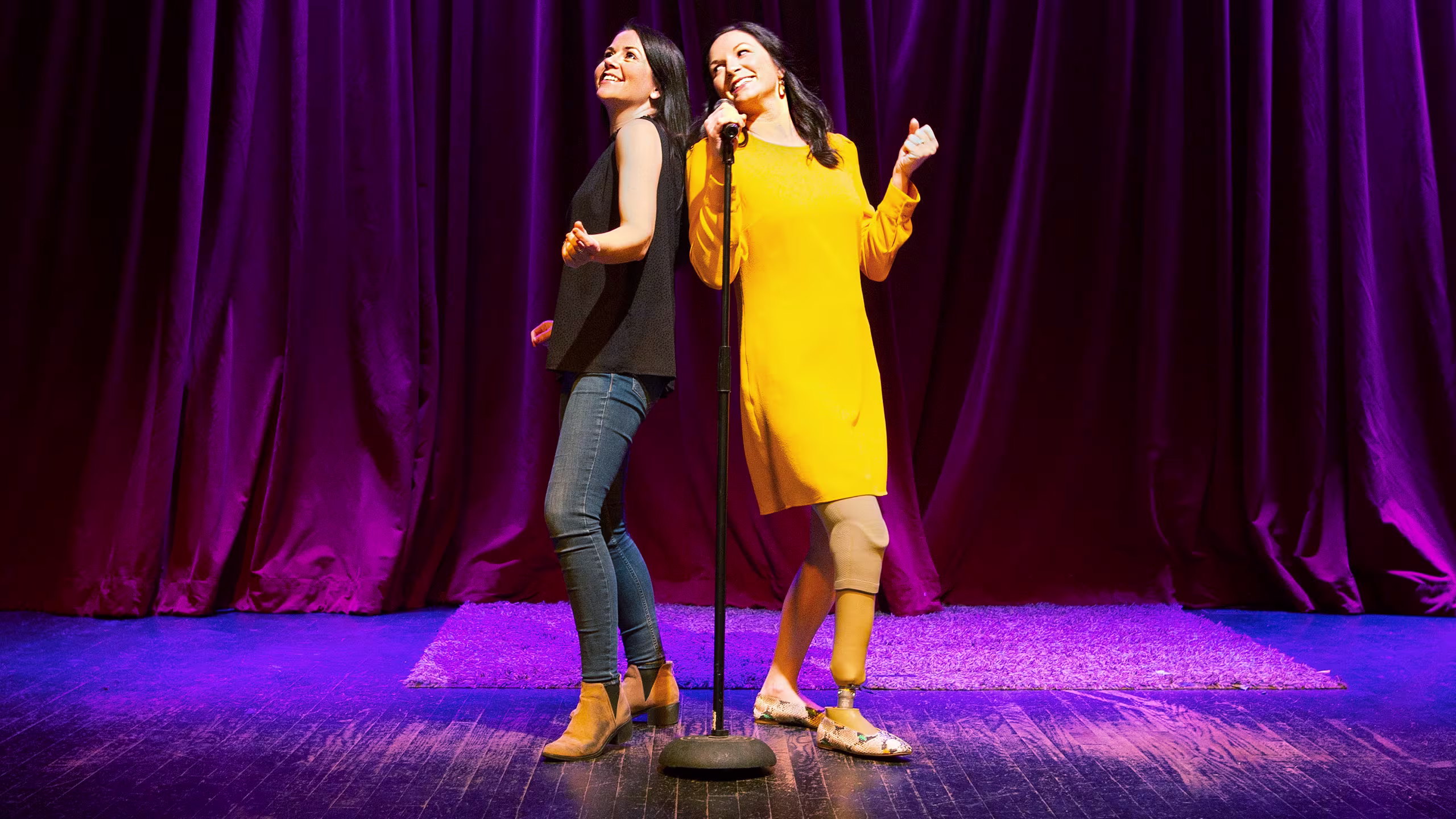 Cassie al karaoke con un amica mentre indossa la protesi con il piede protesico Taleo Low Profile