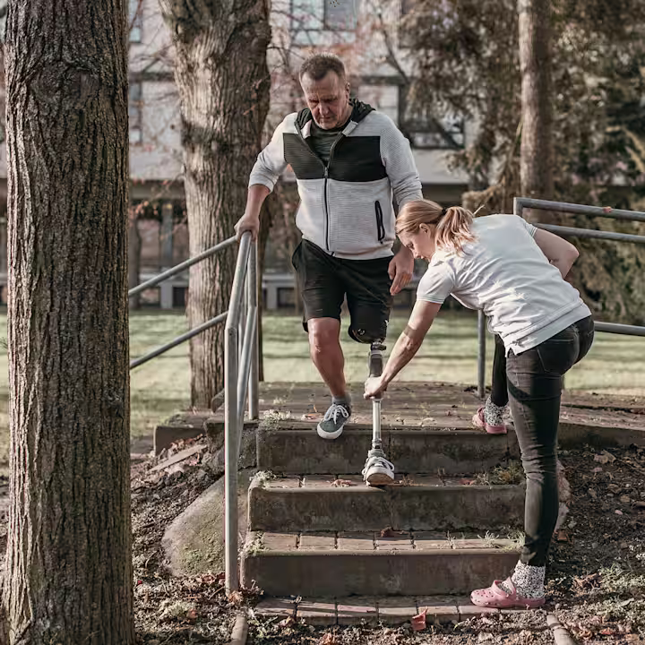 Škola-chůze-po-amputaci-dolní-končetiny-Vaněk-Jan_Dynion-2400x1344