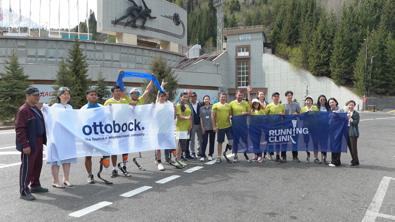 Участники Running clinic в Казахстане у баннеров