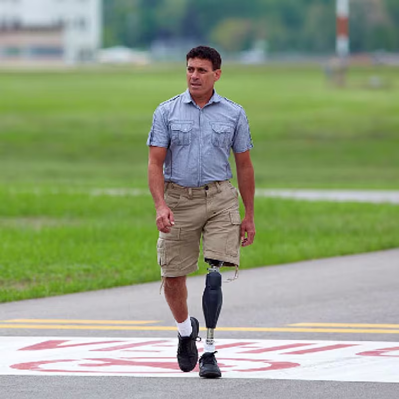 義足コンピューター制御膝継手ジニウムX3 直感ロック 最新 高機能 安定歩行 速度追随