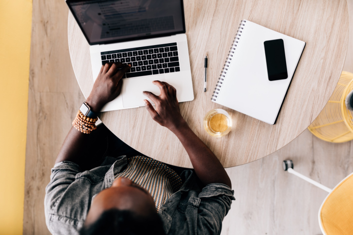 Man- werken -laptop - foto vanaf boven 