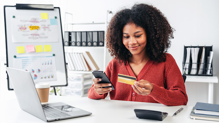 vrouw-kantoor-betalen-telefoon-pinpas