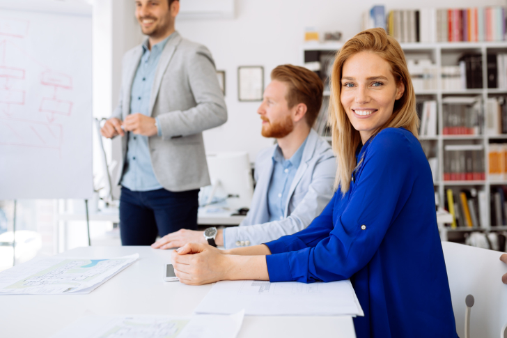 ceo-vrouw-kantoor-samenwerken-vrolijk-blauw