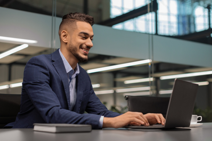 man-laptop-kantoor-werken-mobiel