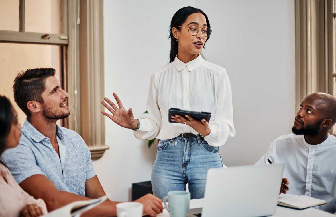 onboarding van nieuwe collega-s door enthousiaste vrouw