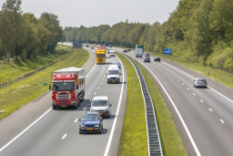 snelweg-auto-vrachtwagen-verkeer-reiskosten