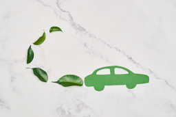 Tekening groene auto met blaadjes