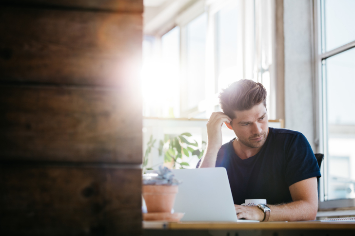 man-stress-problemen-disfunctioneren-ontslag-bureau-laptop