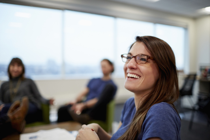 collega-lachen-vrouw-kantoor-bedrijf