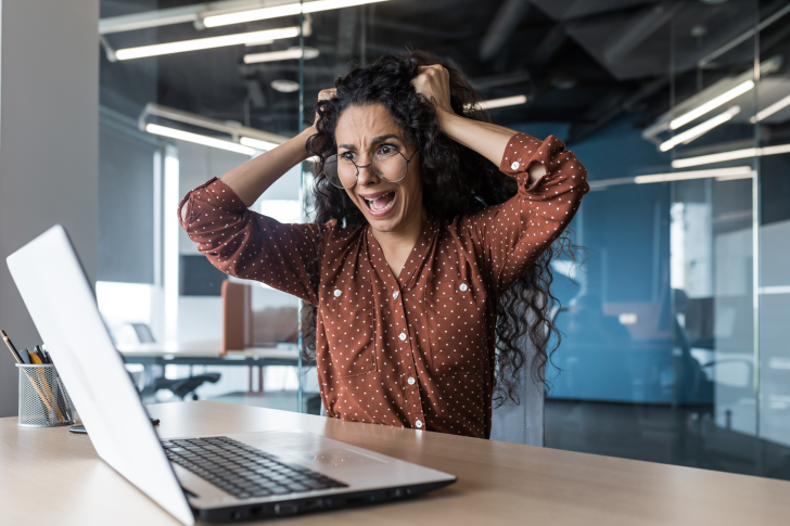 Social engineering - vrouw laptop shock