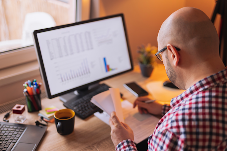 Kale man achter computer accountant controle