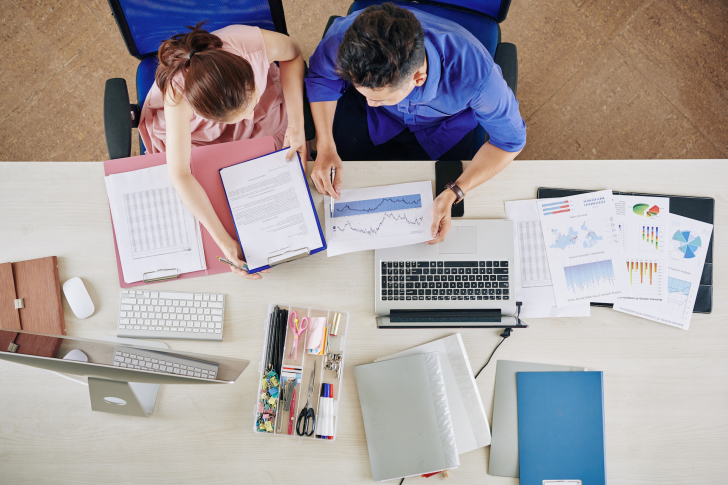 winst - bureau - grafieken - overleg - kantoor