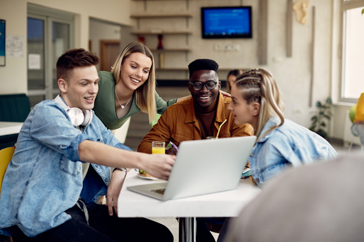 Groep-collegas-meeting-laptop