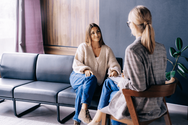 Vrouw in gesprek met vertrouwenspersoon