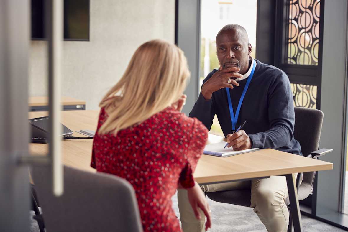 Sollicitatiegesprek tussen een geïnteresseerde man en vrouw