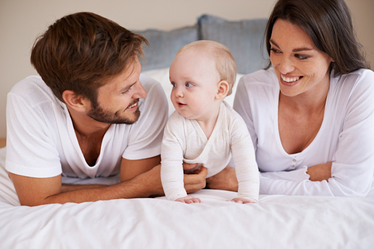 Een jong gezin met een baby heeft dankzij ouderschapsverlof meer tijd samen