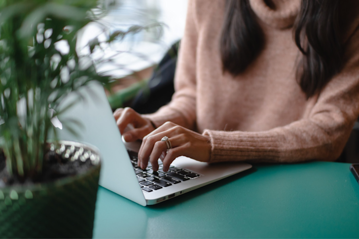 Vrouw werkend op laptop
