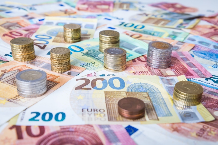 Verschillende bankbiljetten en stapels euro-s