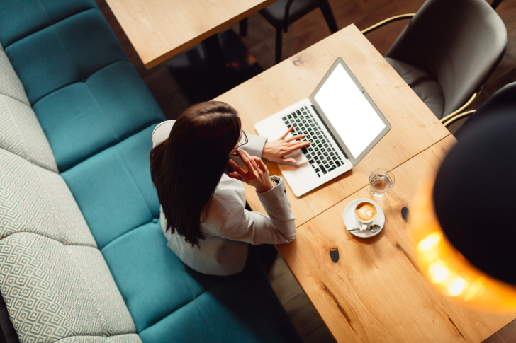 vrouw-administratie-cafe-flexplek-bellen