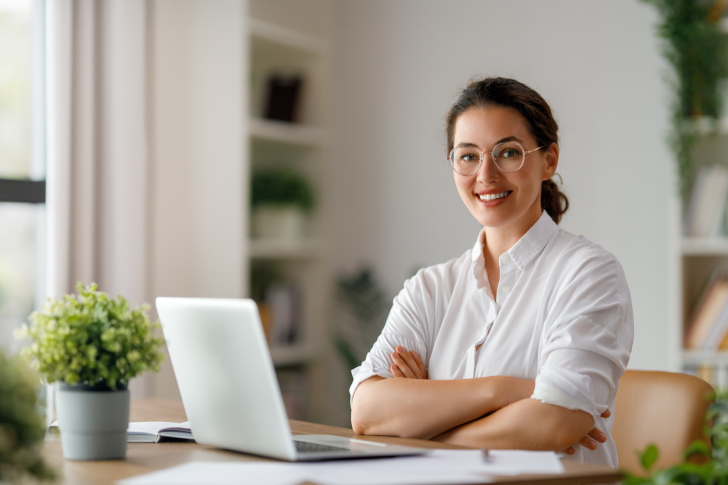ondernemer-vrouw-kantoor-laptop-vertrouwen