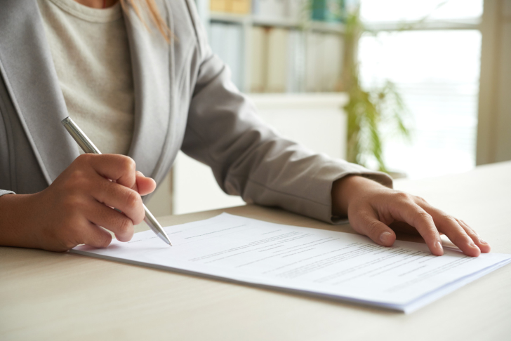 document-getuigschrift-handtekening-schrijven-rapport-ondertekenen-pen