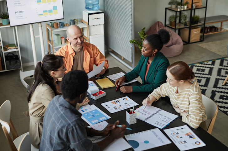 MKBSD - diverse collega-s bij elkaar aan tafel in gesprek