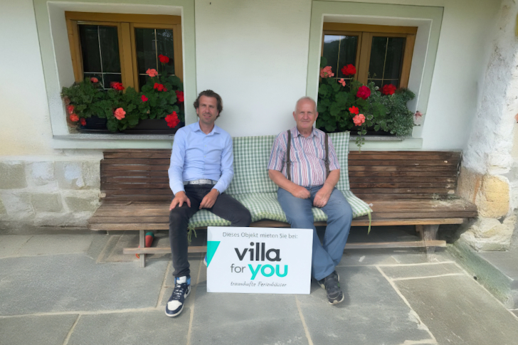 Pepijn en huiseigenaar in Oostenrijk VillaForYou