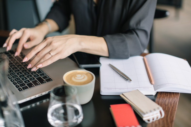 vrouw-typen-computer-koffie - notebook 