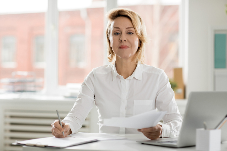 contract-tekenen-laptop-vrouw-kantoor-vrolijk