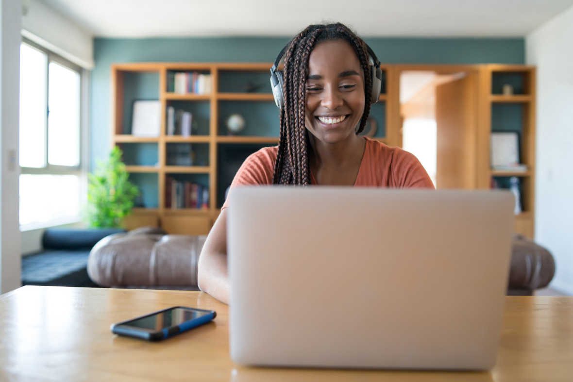 vrouw-thuiswerken-laptop-bureau-thuis