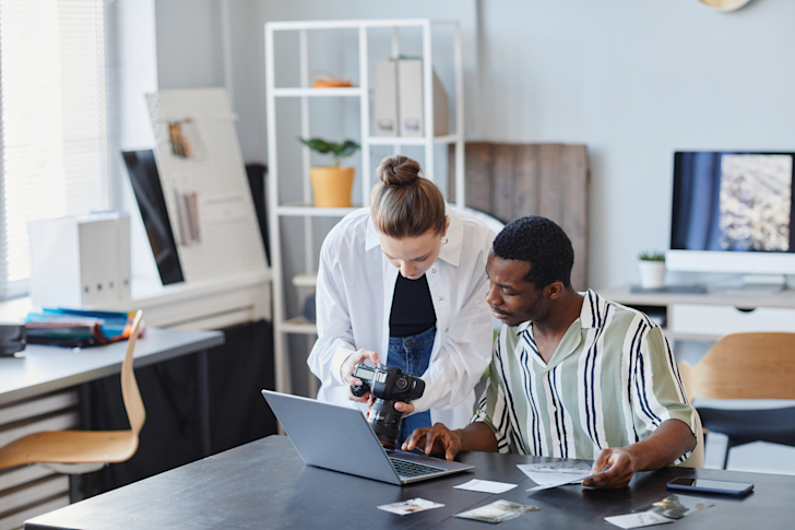 Twee collega's samen aan het werk achter laptop