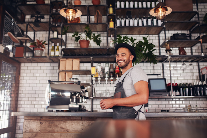 bar-coffee-koffie-ondernemer-man-blij-winkel-lokaal