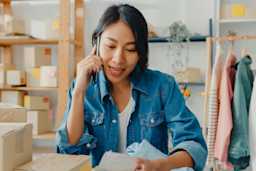 bestelling-inkoop-business-telefoon-vrouw