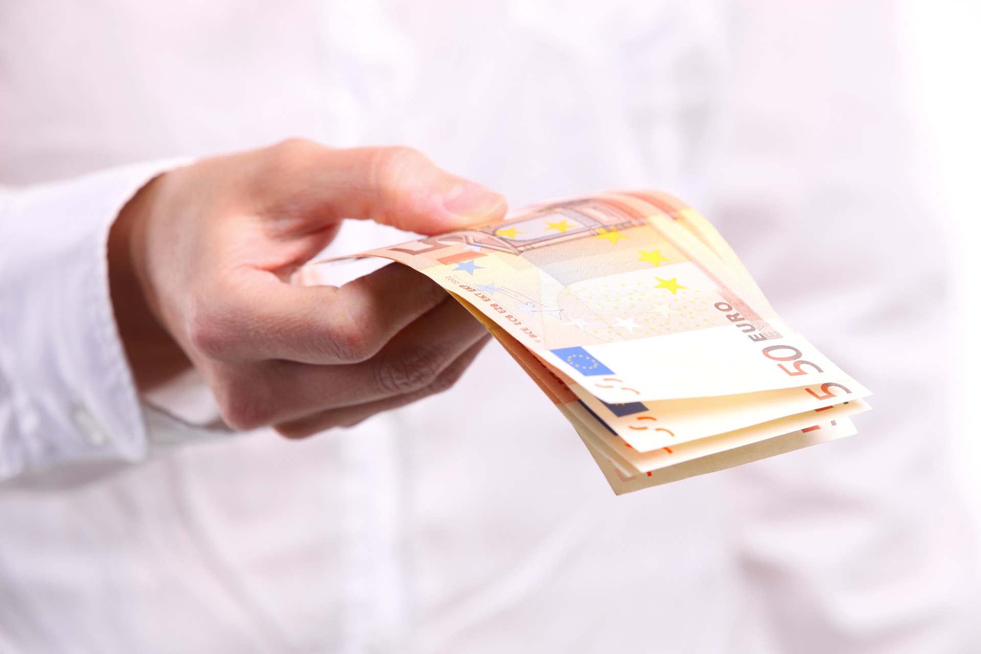 Over welke vergoedingen voor personeel hoef