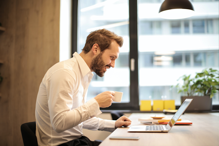 ondernemer - laptop - bureau - zelfstandig