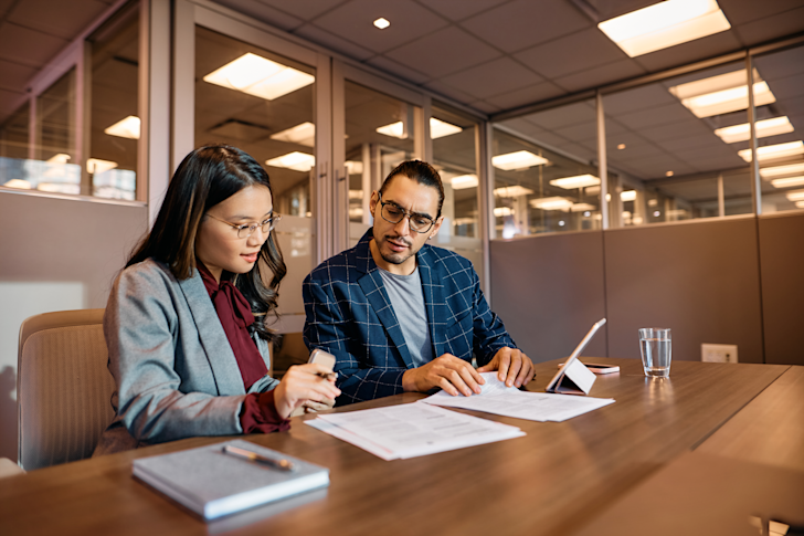 Collega's overleggen financiering bedrijf