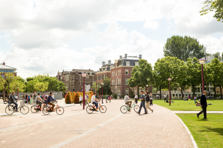 fiets-amsterdam-mensen-stad-economie-welvaart-samenleving