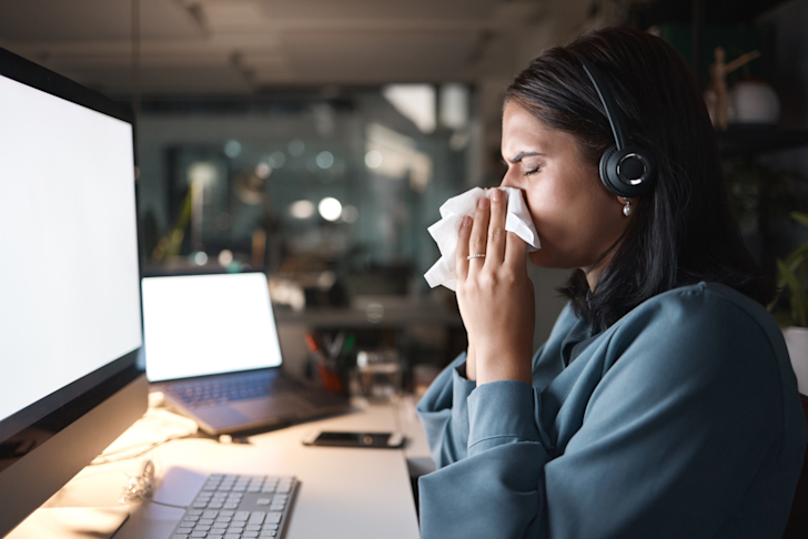 Zieke medewerker achter de computer