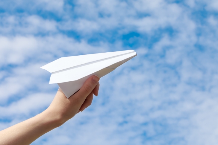 product lanceren papieren vliegtuigje innovatie lancering