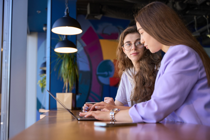 collega-vrouw-vrouwelijk-laptop-kantoor-duurzaam-samenwerken-team