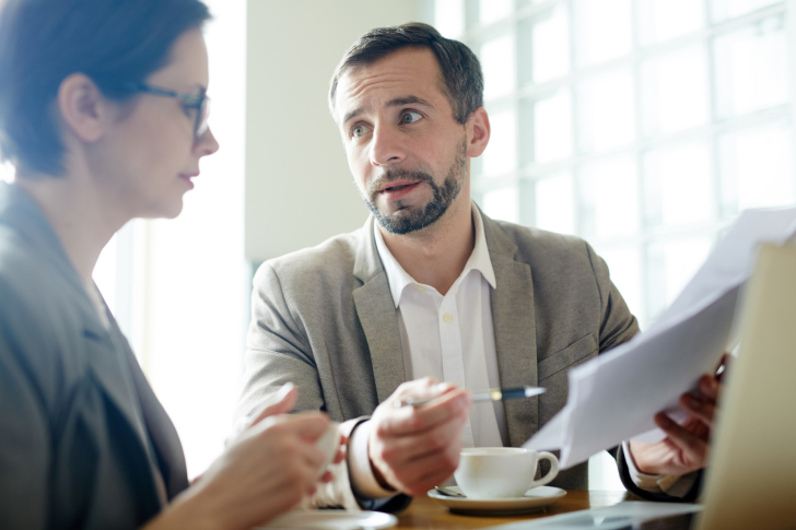 overleg-ontslag-discussie-ontslaan-medewerker-werkgever