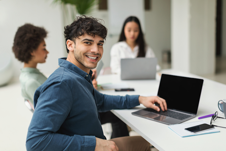 Man-kantoor-blij-laptop