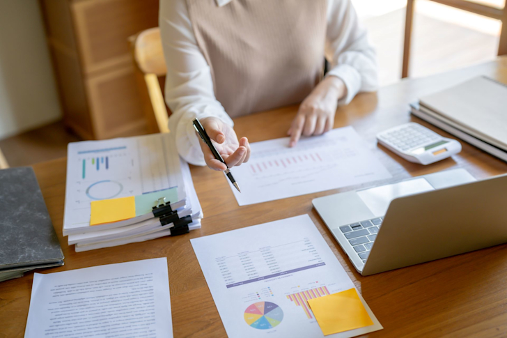 vrouwmetlaptopzakelijkerekening