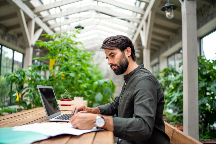 man-laptop-kantoor-groen-planten